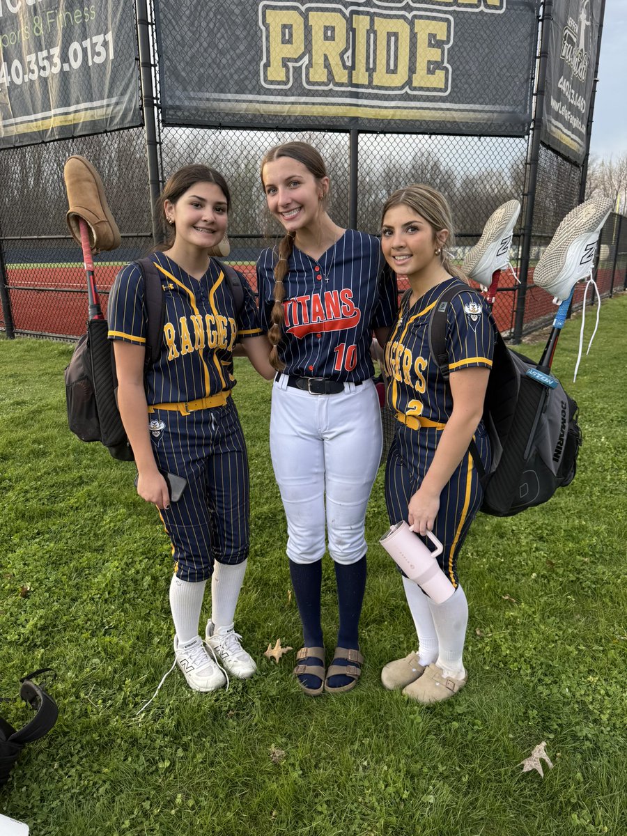 2K11Hotshots's tweet photo. A few more of our girls faced off last night as Berea-Midpark traveled to North Ridgeville for another conference match up.  

@Madyson_webb10 played another really good game at short.  

@Oliviabottomlee Bottomlee was just as good playing third base for her team.  

@HSOH2K10premier  stud @SelenaBottomlee played extremely well at short.  

Good luck this week in your games ladies!  

#family #hotshotsnation #proudcoach