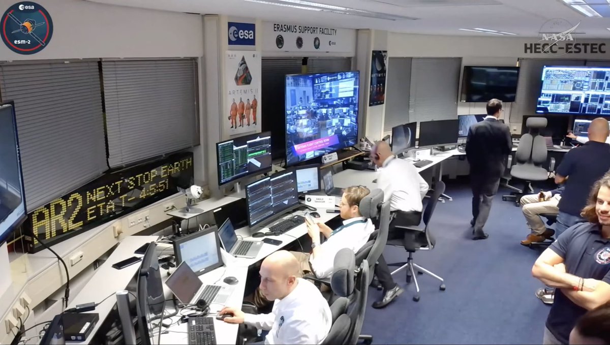 Thom_astro's tweet image. On est à quelques minutes de la séparation de l’ESM, le module blanc accroché à l’arrière de la capsule #Orion. Désigné et construit en Europe 🇪🇺, c’est lui qui est responsable pour la propulsion de la capsule dans l’espace, l’air et l’oxygène nécessaire pour la mission (ils en