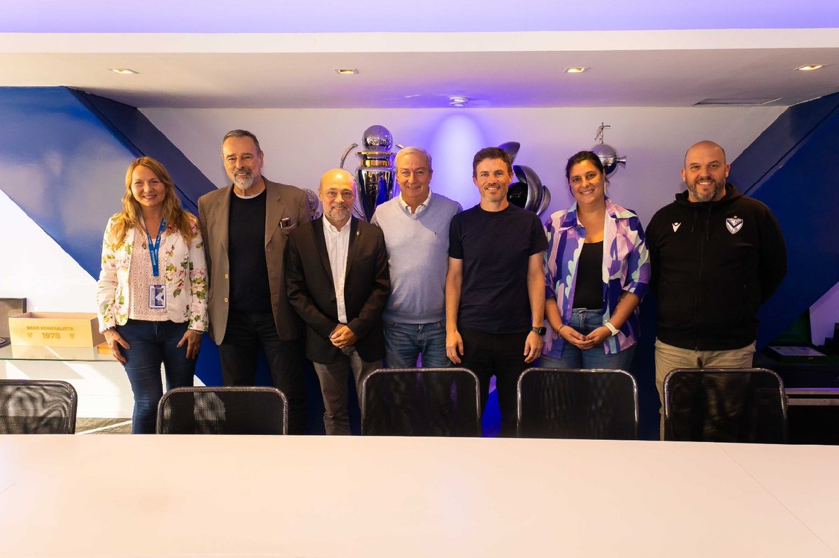 Vélez firmó un acuerdo de cooperación con la Universidad Nacional de Moreno para fortalecer el trabajo conjunto en educación, deporte, investigación y extensión.

Una alianza que genera nuevas oportunidades de formación, desarrollo e inclusión para ambas comunidades 🤝💙

👨🏻‍💻