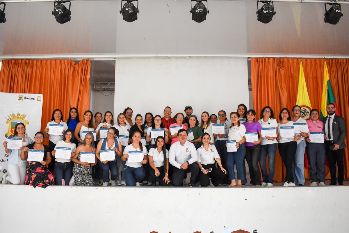 Semibague2020's tweet photo. Cerca de 40 docentes se graduaron hoy de cursos de inglés que les brindan herramientas lúdicas para enseñar este segundo idioma en las aulas, 📷 pero antes de recibir su certificado demostraron lo aprendido con niñas y niñas de primera infancia del Liceo Nacional.  📷📷 https://t.co/hcW8qk0rKM