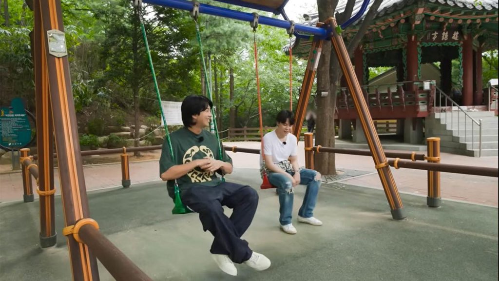 aramburuwu_'s tweet photo. El hecho de que Santos Bravos hayan grabado en el Parque Hakdong se siente tan bonito, ese lugar es tan significativo y emblemático para BTS y ARMY porque los chicos lo visitaban mucho cuando eran trainees💜🥹 https://t.co/DzZ3IMl54Z