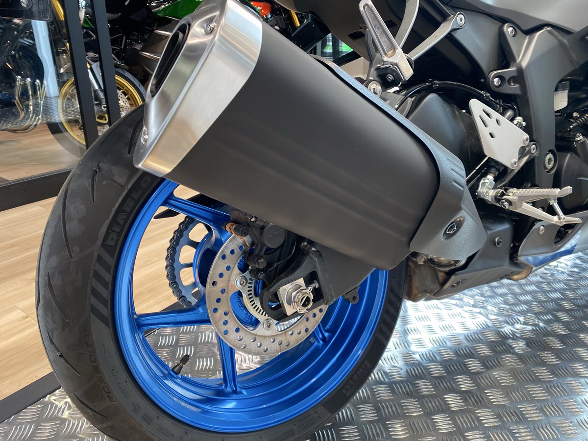 PlazaSakai's tweet image. 皆様、こんにちは！
カワサキプラザ堺です。

NINJA ZX-6R 2026年モデルのメタリックマットダークグレー × エボニーをショールームで展示しております。

マットグレーのボディに青ホイールのバランスがとてもいいです！
ぜひ店頭でカラーリングをご覧ください。
#Ninja
#ZX6R
#カワサキプラザ堺