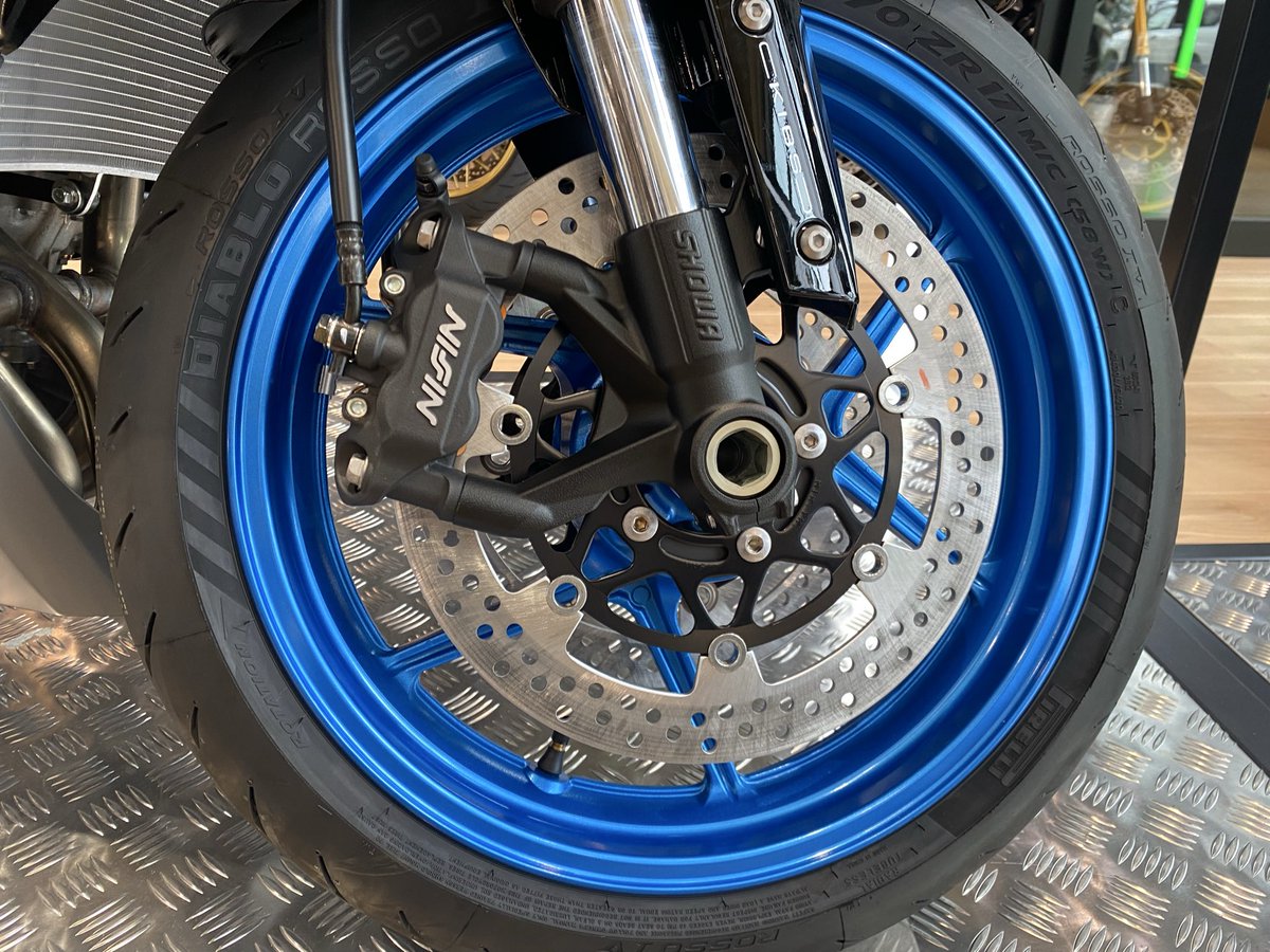 PlazaSakai's tweet image. 皆様、こんにちは！
カワサキプラザ堺です。

NINJA ZX-6R 2026年モデルのメタリックマットダークグレー × エボニーをショールームで展示しております。

マットグレーのボディに青ホイールのバランスがとてもいいです！
ぜひ店頭でカラーリングをご覧ください。
#Ninja
#ZX6R
#カワサキプラザ堺