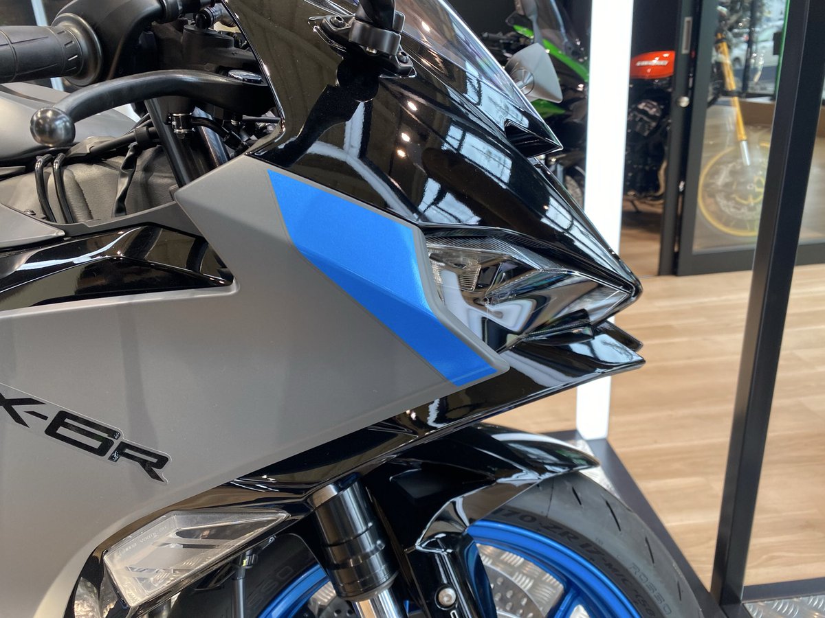 PlazaSakai's tweet image. 皆様、こんにちは！
カワサキプラザ堺です。

NINJA ZX-6R 2026年モデルのメタリックマットダークグレー × エボニーをショールームで展示しております。

マットグレーのボディに青ホイールのバランスがとてもいいです！
ぜひ店頭でカラーリングをご覧ください。
#Ninja
#ZX6R
#カワサキプラザ堺