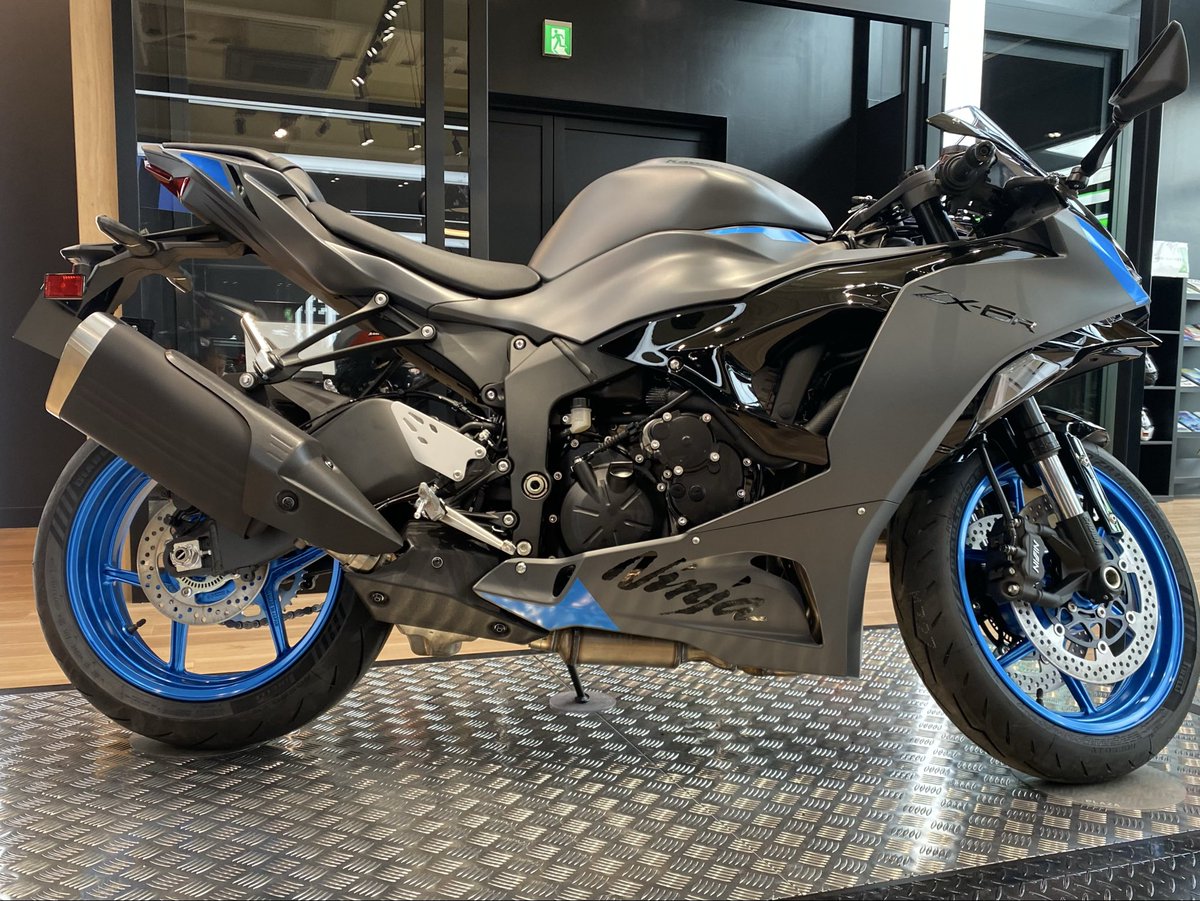 PlazaSakai's tweet image. 皆様、こんにちは！
カワサキプラザ堺です。

NINJA ZX-6R 2026年モデルのメタリックマットダークグレー × エボニーをショールームで展示しております。

マットグレーのボディに青ホイールのバランスがとてもいいです！
ぜひ店頭でカラーリングをご覧ください。
#Ninja
#ZX6R
#カワサキプラザ堺
