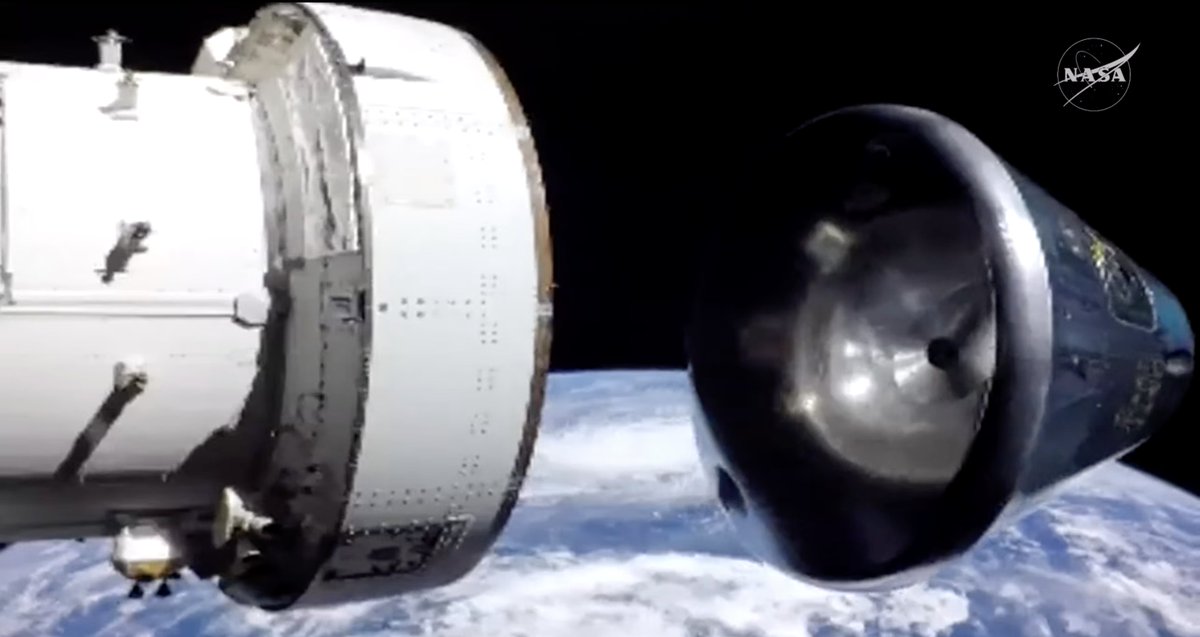 Ajmeunier's tweet image. Image extraordinaire que celle de la séparation confirmé entre l'#ESM et Orion confirmée. @nasaartemis #ArtemisII #Lachroniquespatiale