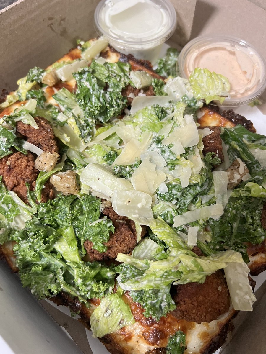 MaggieLJohnson's tweet image. When they say “Life is about balance”… this is what they mean! 🔥🍕🥗 #STL #NickySlicesPizzaClub