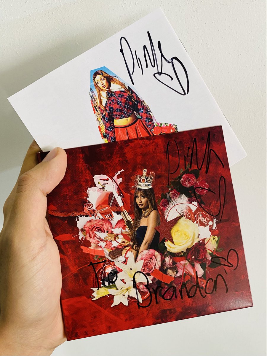 BrandonVCeron's tweet photo. Conocí a Pinkpantheress durante su visita a CDMX y por supuesto que bromee y le dije que si no quería dibujarme un Snoopy en mi cd y se cago de la risa! 😂
@pinkpantheress2 YOU’RE SO SWEET!! It was really nice to meet you! (Uuuuh!!) WLYSM!❤️🇲🇽
Video y más:
https://t.co/22XWUyyh4i https://t.co/WwS8jF96EO