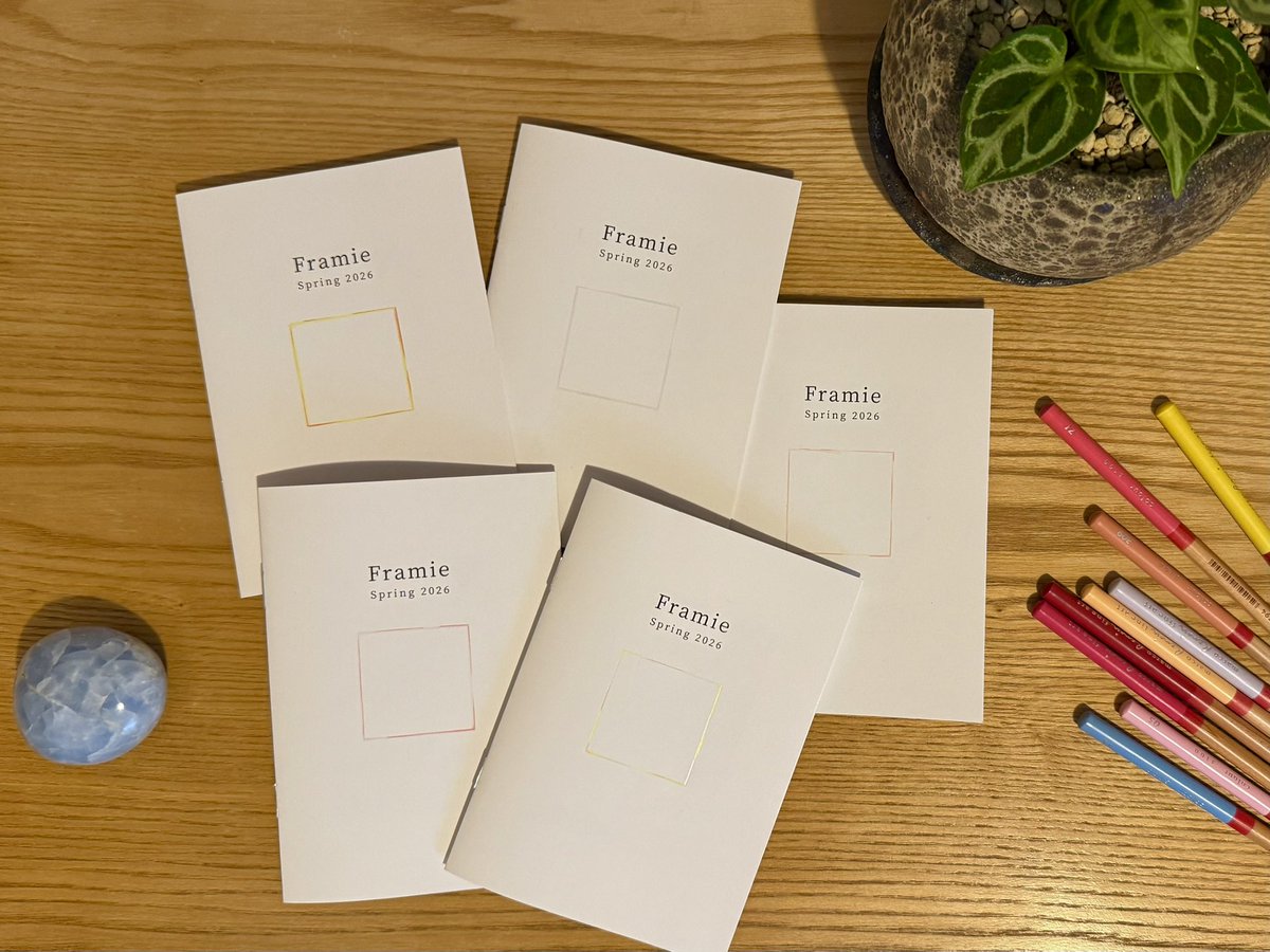 「Framie」は、音や気持ちの断片を収めるためのフレームのような存在として生まれたZINE🌞𓂃꙳⋆
このところの音と、写真を収めた小さな作品です🫧
QRコードから音源をお聴きいただけます🎧

表紙のフレームのような線は手書きでひとつひとつ配色が少しずつ異なるため、どれが届くかはお楽しみに🌈