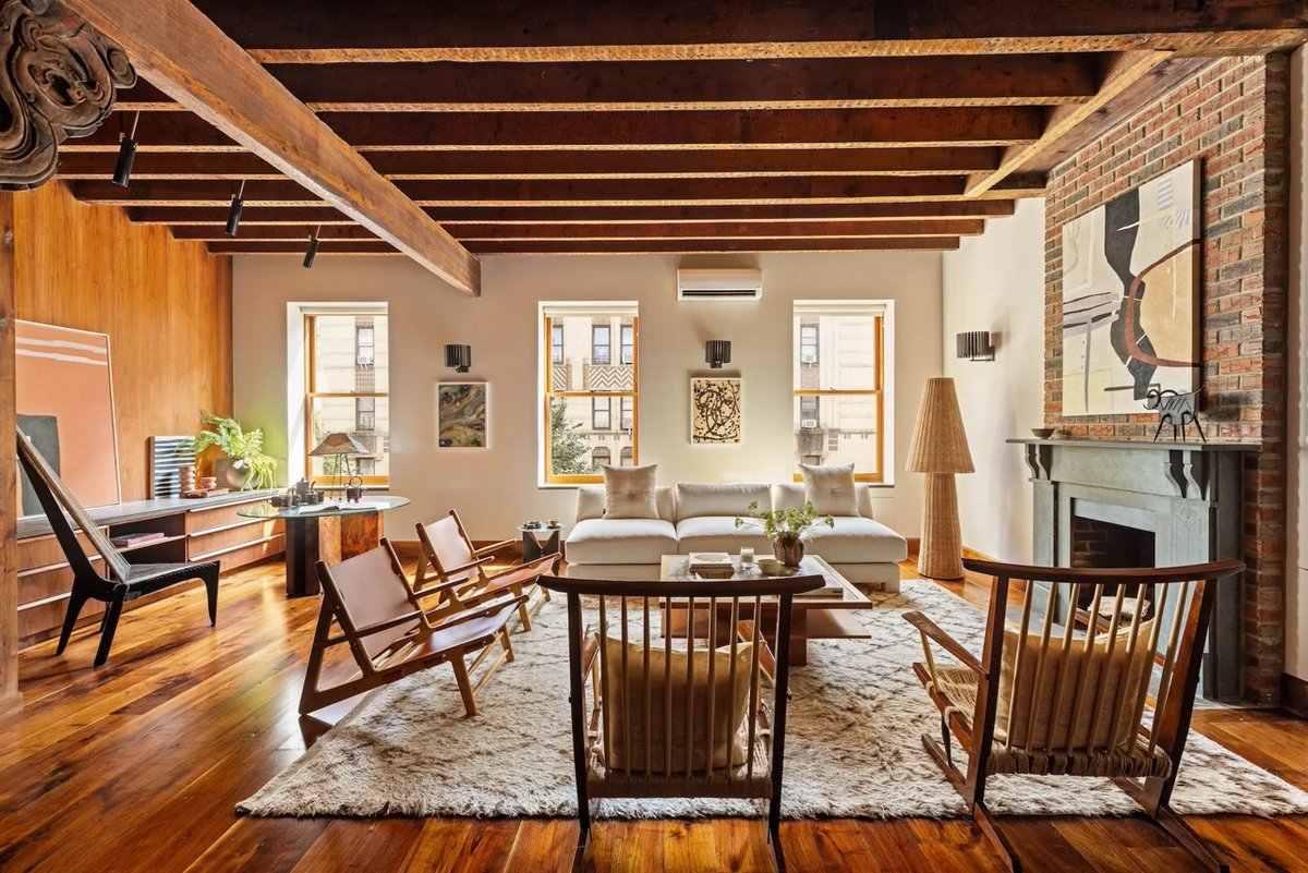 corcorangroup's tweet image. Most #Brooklyn basements hold storage...this one has a lift for your car collection. ✨🚙 This former stable is now an #architect’s workspace with 250-yr-old pine beams and a wood-fired #pizzaoven. 🍕 Past the garden, a #Japanesespa. 🫧🌿 More on 6sqft: bit.ly/3Qs2vOm 👈