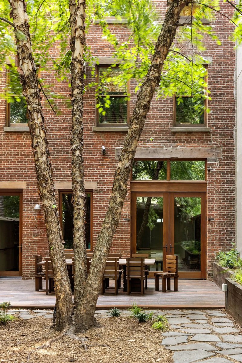 corcorangroup's tweet image. Most #Brooklyn basements hold storage...this one has a lift for your car collection. ✨🚙 This former stable is now an #architect’s workspace with 250-yr-old pine beams and a wood-fired #pizzaoven. 🍕 Past the garden, a #Japanesespa. 🫧🌿 More on 6sqft: bit.ly/3Qs2vOm 👈