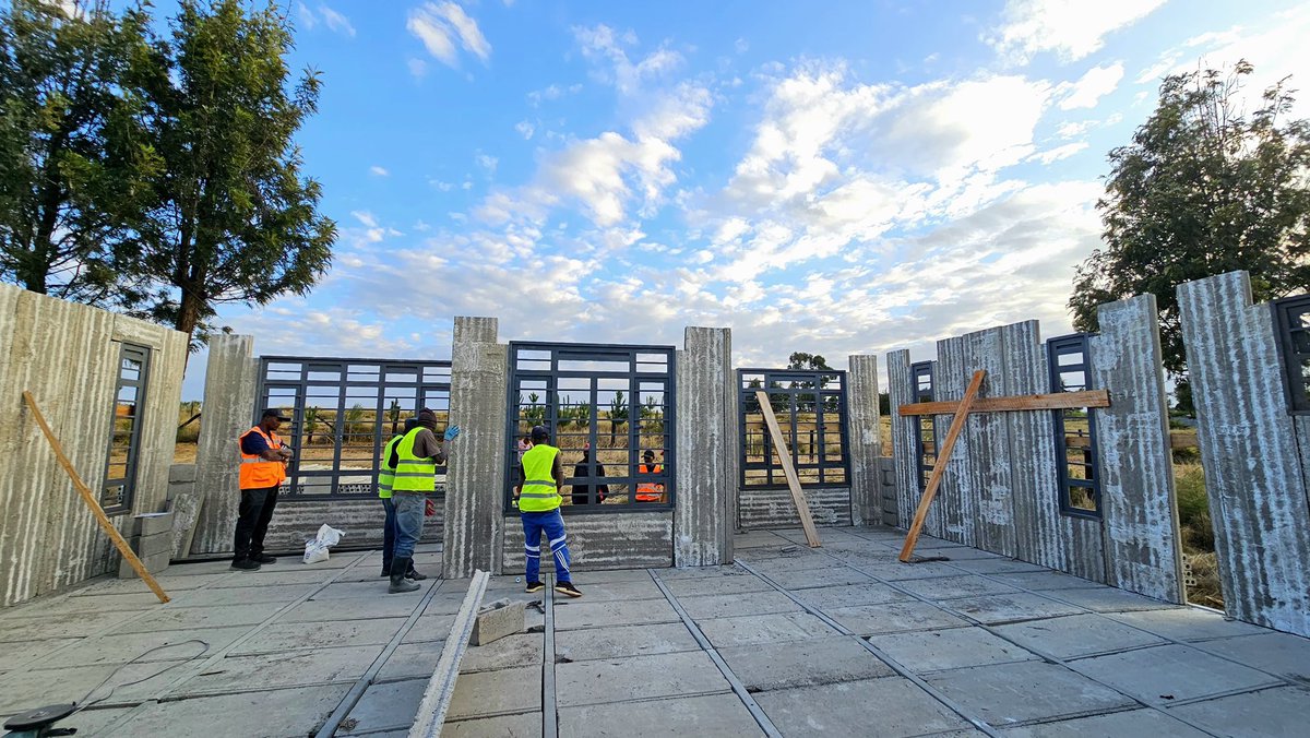 akibaru's tweet image. 🏠 Precast Panels vs Mabati Walls – The Truth Most Builders Hide!

Many people still think mabati (iron sheets) is the cheapest way to wall a house in rural areas or even slums. But do the maths properly…
Precast Concrete Panels (2.7m × 0.6m @ KSh 2,295 each cheaper the shorter