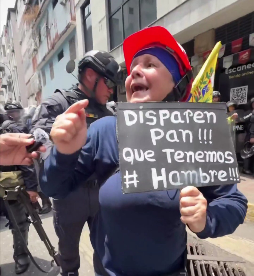 DIFUNDELOYA's tweet photo. 🚨 ¡ÚLTIMA HORA VENEZUELA! 🚨🇻🇪

URGENTE — ¡LO ÚLTIMO! 🇻🇪 🇺🇸

Abuela de Casco rojo presente ayer en la marcha de los Trabajadores hacia Miraflores, fué atacada por los criminales de la PNB de Delcy Rodríguez, ocasionandole una fractura en su brazo. https://t.co/CUcj1eMIMv