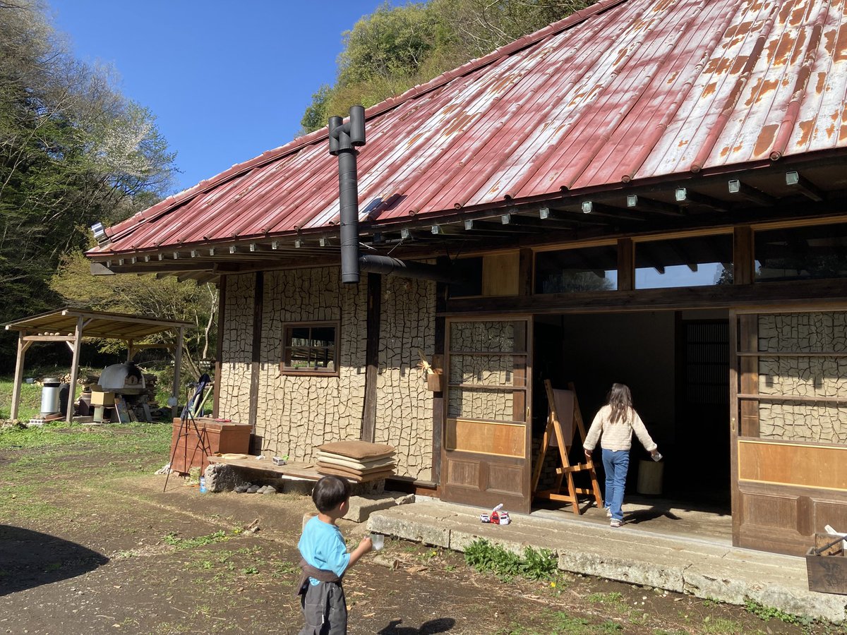 kibi_tsuki's tweet photo. 家の屋根を塗り替えたい。
自給用の太陽光を設置したい。
埋まった井戸を再生したい。
ロケットマスヒーター小屋を作りたい。
納屋を木工作業兼囲炉裏小屋にしたい。
炭作り用小屋を建てたい。
蜜柑とレモンの樹を植えたい。
竹林をさらに開拓したい。
敷地の耕作放棄地を耕運したい。
風呂を五右衛門風呂に改装したい。
太陽温熱水機を設置したい。
車を車中泊用にカスタムしたい。
娘と息子に部屋作ってあげたい。
鉄のフライパンもっと欲しい。
チェーンソーを新調したい。

ざっと計算して…後400-500万くらい稼ぎたい。

これ全部、固定費を下げる装置で稼ぐ装置にもなる。エネルギーと水は自給へ。炭や木工はプロダクトになる。

暮らしを整えるほど、色々な妄想が頭をよぎる…だから人生は楽しい。