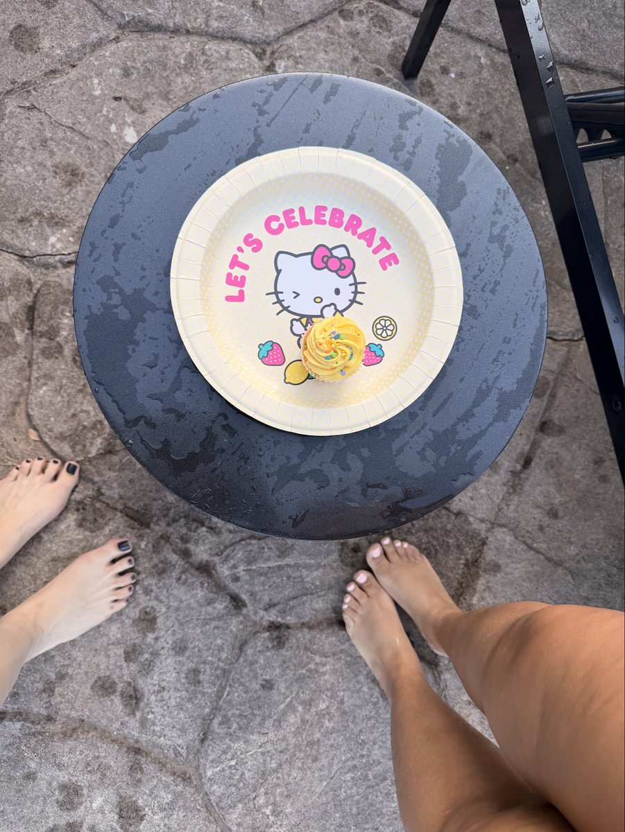 weirdgoddess777's tweet photo. Let’s celebrate with @berrykitty222  and some squashed cake. Who wants to buy a cupcake. Come find us for tonight’s special dessert. https://t.co/cjwQpM4Acs