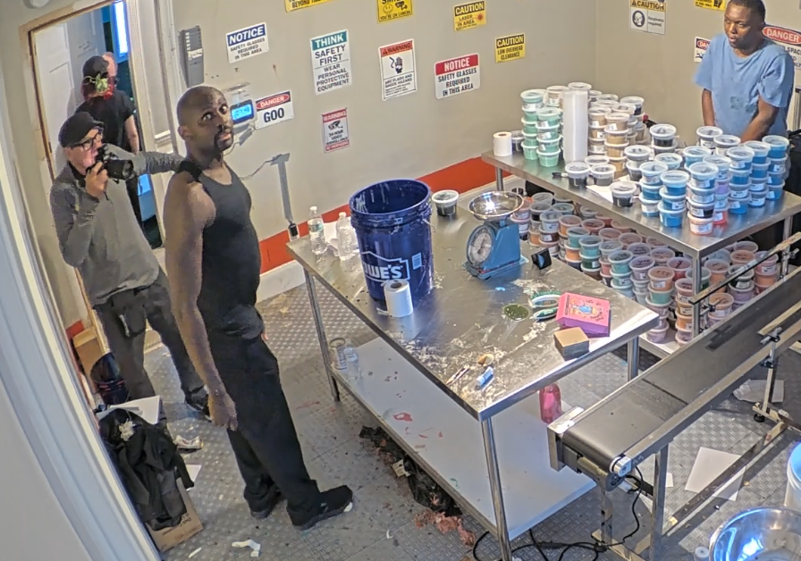 wait they werent supposed to see the goo slaves #fishtanklive