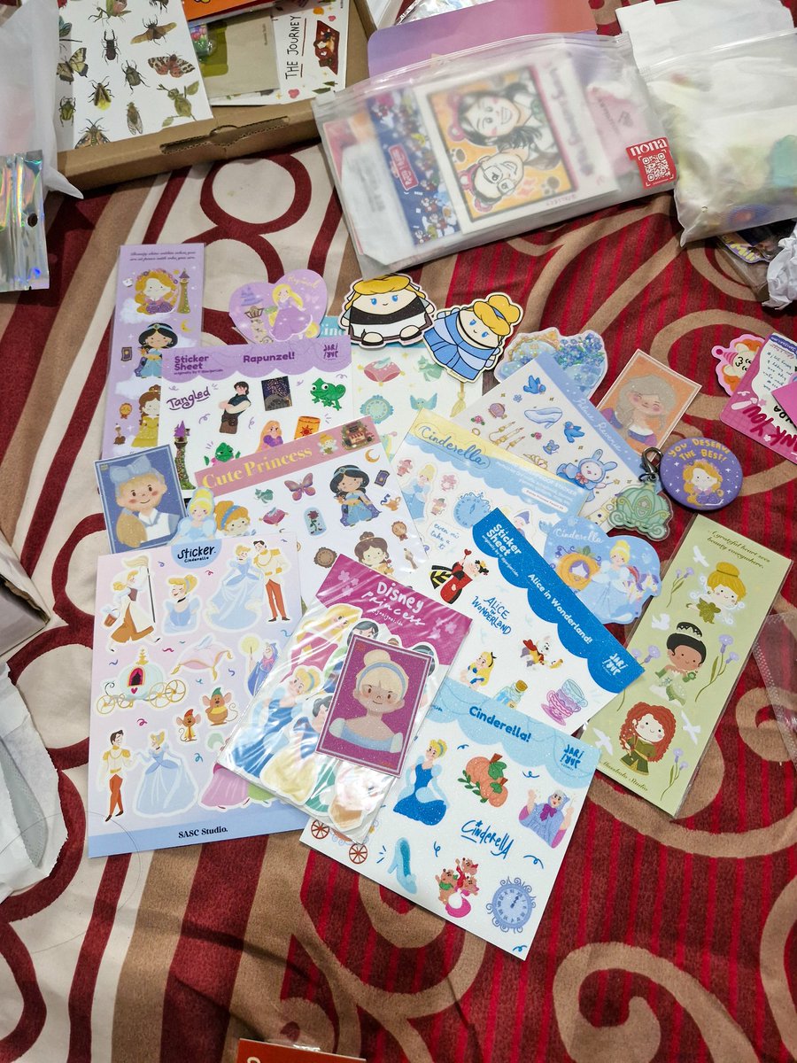 kumand__'s tweet photo. Me: "alasan gen z sulit menyimpan dana darurat = jajan di art market terus-terusan."
Also me: "WTB fan merch fandom Disney Princess, apapun itu, khususnya Cinderella." 😭🩵
#cf22 #omomarket #artket https://t.co/UolFxFZOGc