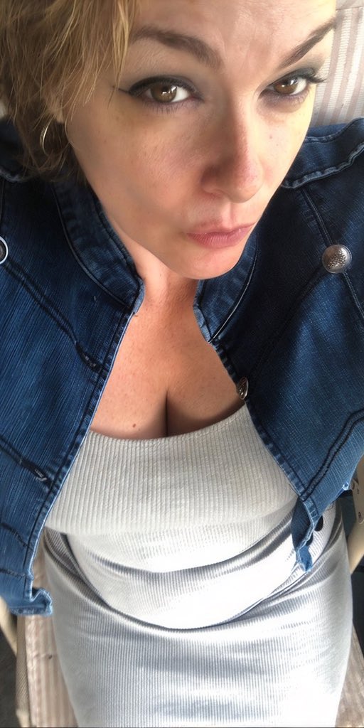 miss_angie43 tweet media