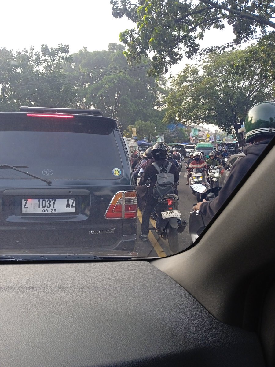 ujungberung's tweet photo. Lalu lintas padat merayap di jalan Cipadung Cibiru. Selamat wisuda UIN SGD. https://t.co/k6NKMHsu0i