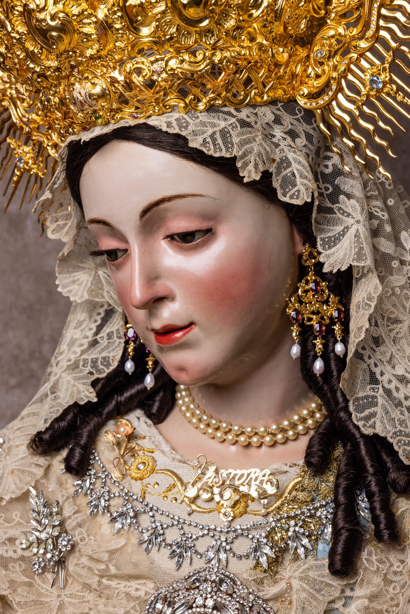 "Virgen, que el sol más pura,
gloria de los mortales, luz del cielo,
en quien la piedad estriba,
pues sois puerto del humano desconsuelo;
mirad que soy quien llora
sus culpas con dolor y arrepentido,
y pues sois la Pastora
del ganado perdido,
volved a vuestro aprisco al que ha