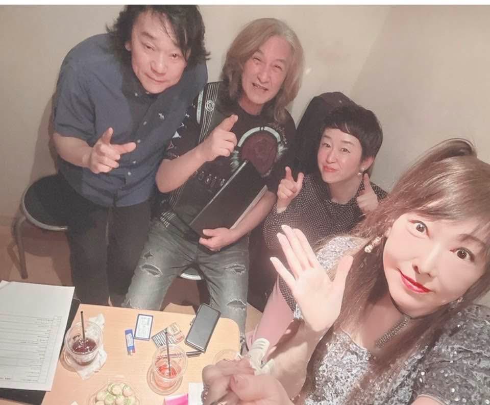 ayanasuno's tweet photo. ３月の井上昌己さんマンスリーライブ＠高田馬場音楽室DX  久しぶりの松原さん登場で盛り上がりましたねー。バッタバタの年度切り替え皆さま いかがお過ごしでしょうか。昨夜は春の雷鳴が聞こえましたが今日はポカポカ。ステージ上は晴れ女晴れ男。チームのボスは嵐を呼ぶ雨男。岡山大阪の旅です。 https://t.co/cSFQiBAzOC