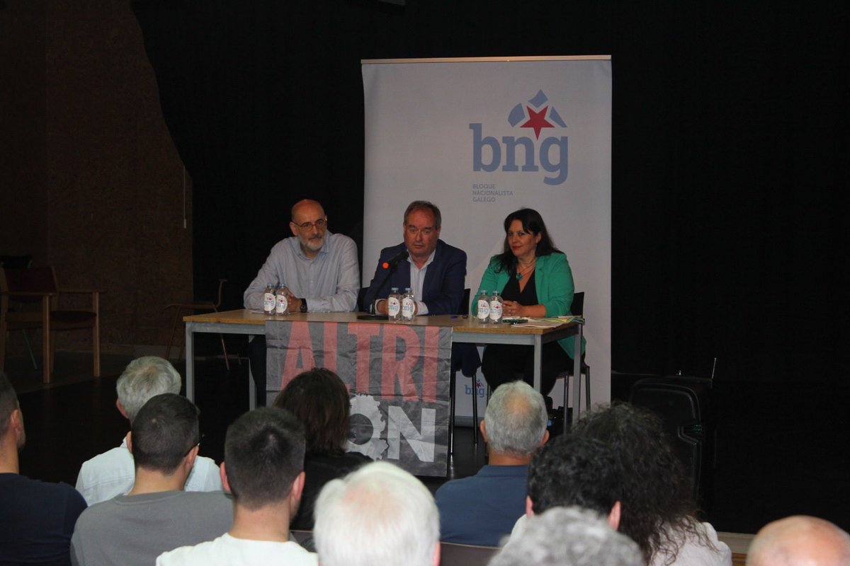 BNGPalas's tweet photo. Magnífica palestra en #palasderei con  ⁦@anamirandapaz⁩ e ⁦⁦@SecundinoF517⁩ para analizar o  tratado da UE co #Mercosur ,tratado nefasto para o  agro galego. Amais,tamén abordamos a cuestión da macrocelulosa #Altri .Un pracer tervos nestas terras da #Ulloa. https://t.co/N91WwHUGKE