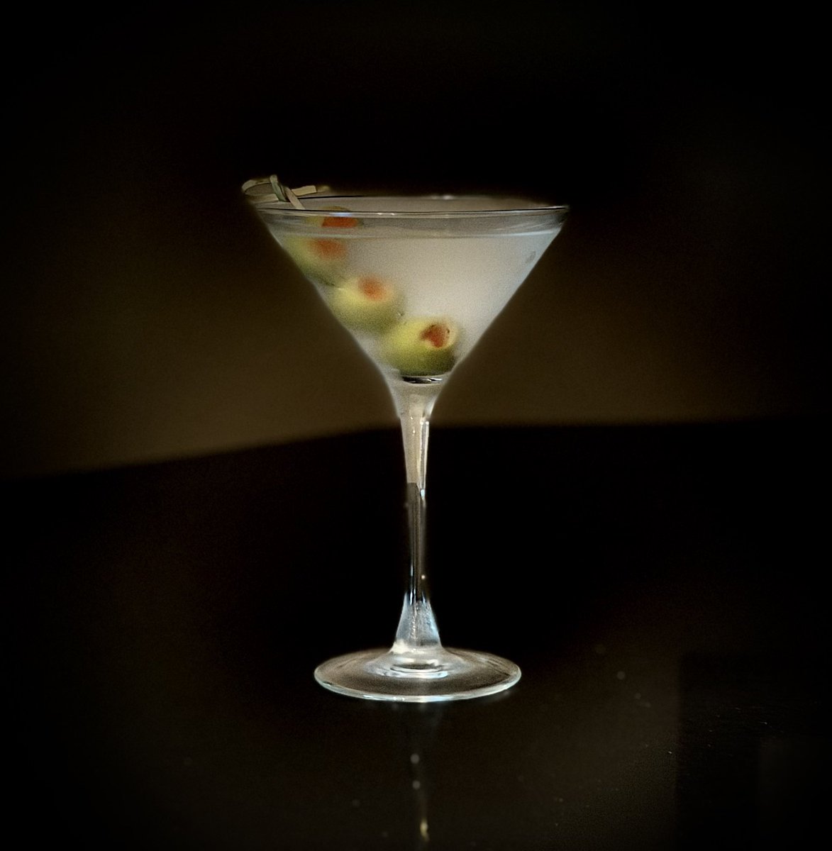 mlzema's tweet image. It’s #Friday #HappyHour!🕔
#TWEETYOURDRINK 
#Vodka #Martini #Stirred +🫒🫒🫒
#Salute! #Cheers! #Sköl! #LChiam! #Santé! #Sláinte! #NaZdrowie! #OogyWawa! #Prosit! #OkoleMaluna! #Ziveli! #Serefe! #CinCin! #Kampai! #Prieka! #Evviva! #Gesondheid! #ZeiGazunt! #Saúde! #Acclamations!🍸