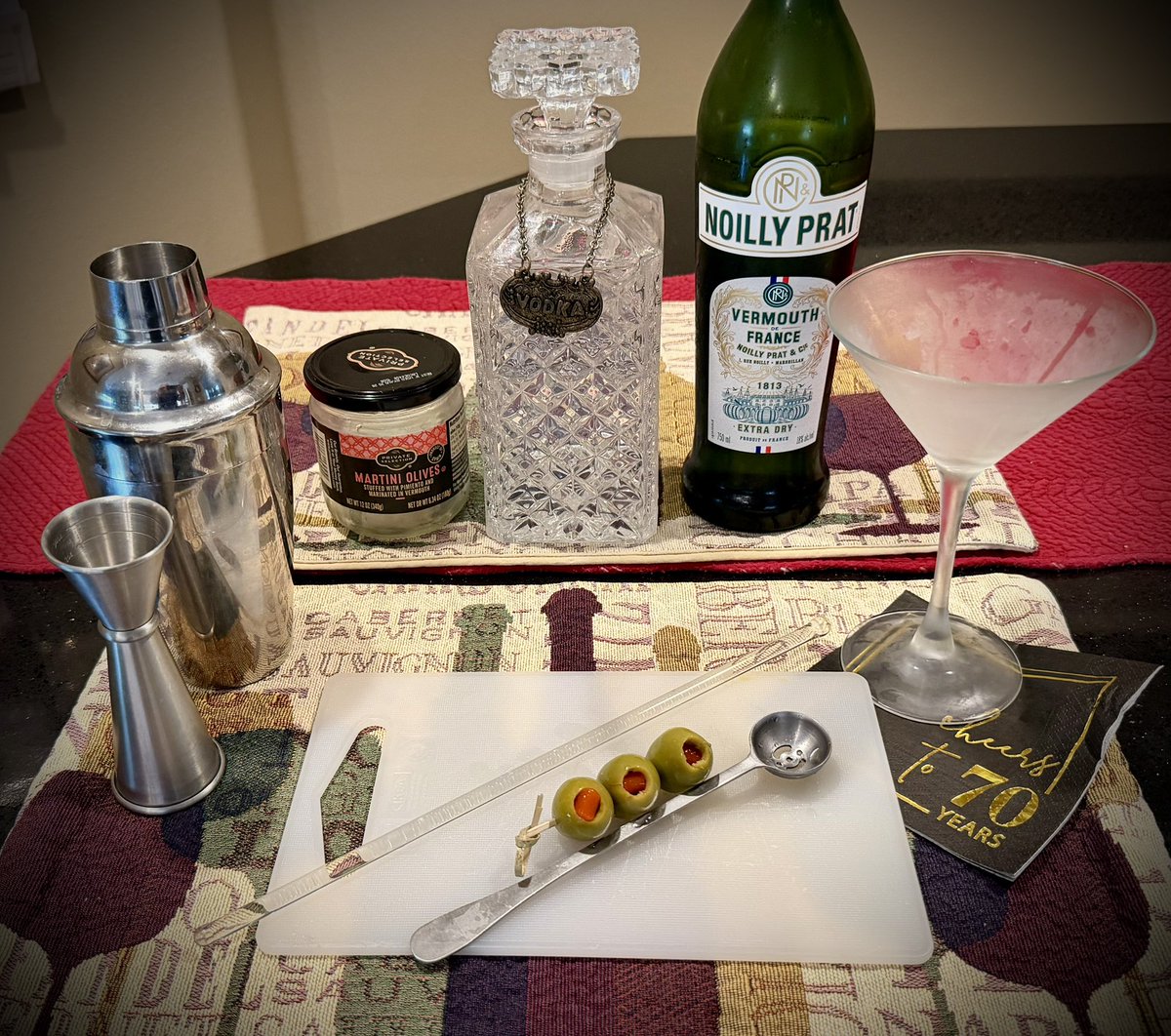 mlzema's tweet image. It’s #Friday #HappyHour!🕔
#TWEETYOURDRINK 
#Vodka #Martini #Stirred +🫒🫒🫒
#Salute! #Cheers! #Sköl! #LChiam! #Santé! #Sláinte! #NaZdrowie! #OogyWawa! #Prosit! #OkoleMaluna! #Ziveli! #Serefe! #CinCin! #Kampai! #Prieka! #Evviva! #Gesondheid! #ZeiGazunt! #Saúde! #Acclamations!🍸