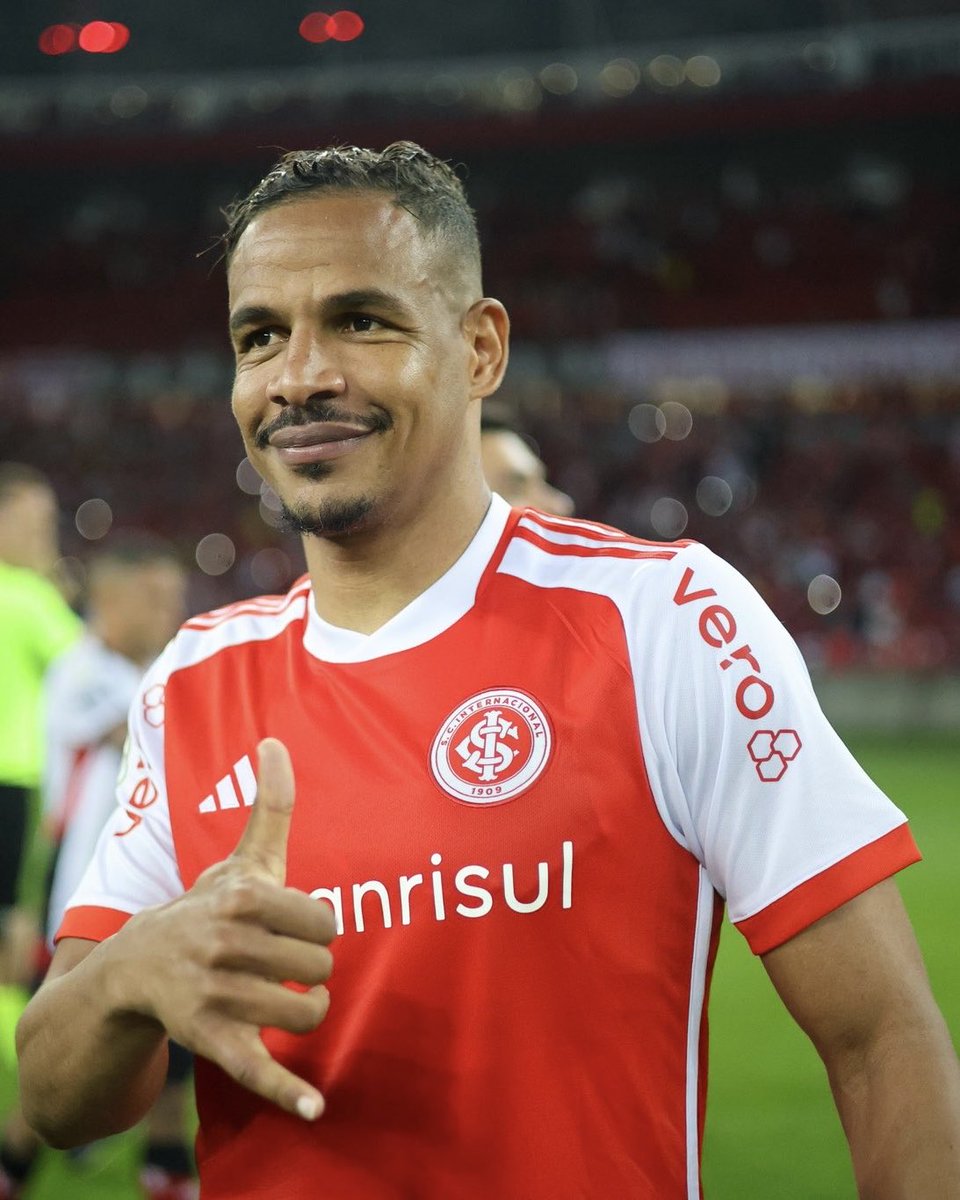 SCInternacional's tweet photo. Fernando Reges anunciou, nesta sexta-feira, sua aposentadoria dos gramados. Liderança vencedora e positiva no vestiário e marcador implacável dono de enorme qualidade técnica dentro de campo, o Polvo conquistou o carinho da torcida e desenvolveu especial identificação com o Inter nos meses em que atuou no Beira-Rio, ao longo dos quais disputou 𝟓𝟒 partidas, marcou 𝟑 gols e conquistou 𝟏 título. ❤️🐙