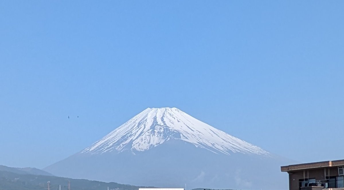 おはようございます🤗
2026.4.11の富士山🗻です👍
青空💙に映えですよ😉昨日の春の嵐は凄かった☔🌀今日は晴天☀で夏日25°Ｃ超え暑くなる様です😣熱中症に気を付けて水分補給しっかりして下さい🥤パワーもらってファイティン💪💪💪
#富士山