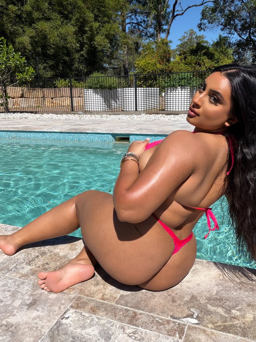 thatgirlmatinah's tweet photo. Who’s going for a dive? https://t.co/SXD4ZR3wSw