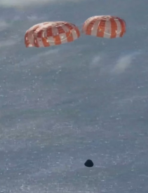 🚨: THREE beautiful parachutes are blowing