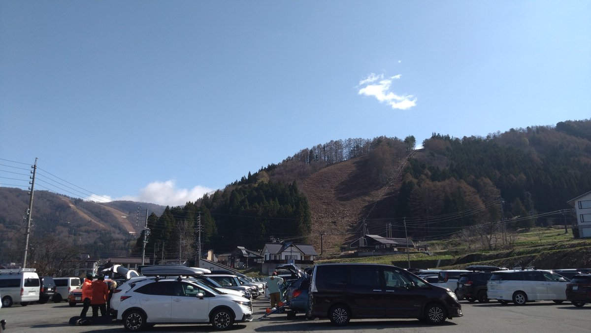 snowlove_net's tweet photo. #野沢温泉スキー場 #NozawaOnsenSkiResort
#2026年4月11日 #April11th.2026
#天気 晴れ☀️Fine
朝は9時で第2駐車場は満車です😵
今日は試乗会、楽しんで来ます。
#試乗会 #TestRide
#専属レポーターびとく https://t.co/M8qvpc5WCB