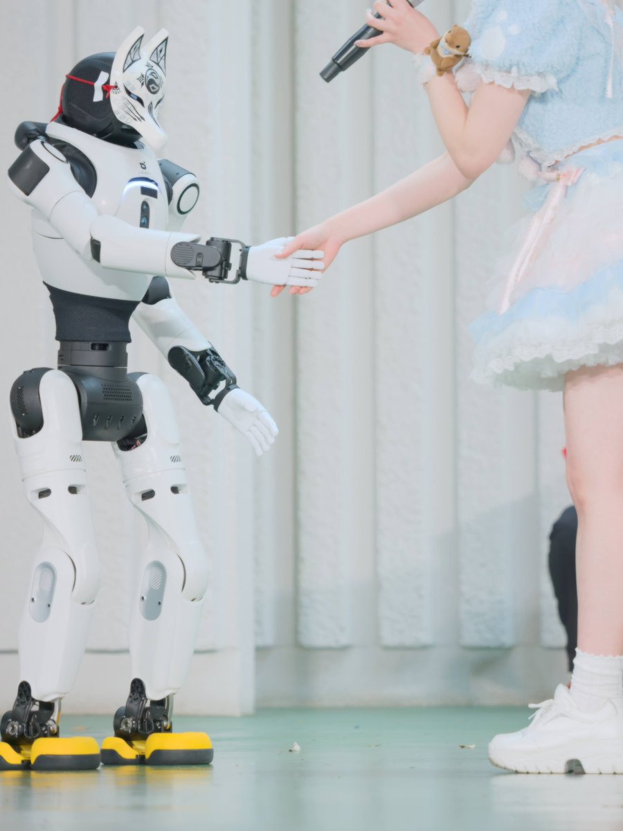 tomowithfk7's tweet image. Live alive ♬⋆.˚𝄢⋆.ೃ࿔*:･ 

3号、ASIMOよりすごい！？

@Coco_aoba 

#おいなり感謝祭
#雪桃ステージ #stageperformance #ファインダー越しの私の世界