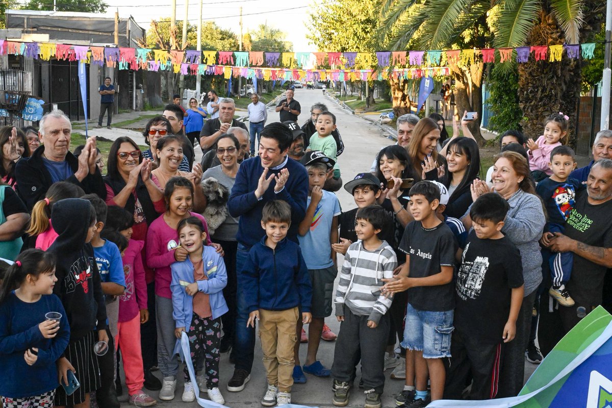 🎀✅ En el Barrio Estudiantes de Grand Bourg inauguramos 4 nuevas cuadras de pavimento, junto a <a href="/Nardini_Leo/">Leo Nardini</a>, con obras hidráulicas que mejoran el funcionamiento del barrio y la calidad de vida de nuestros vecinos.

Las calles Martín Fierro y Almirante Brown hoy son parte de una