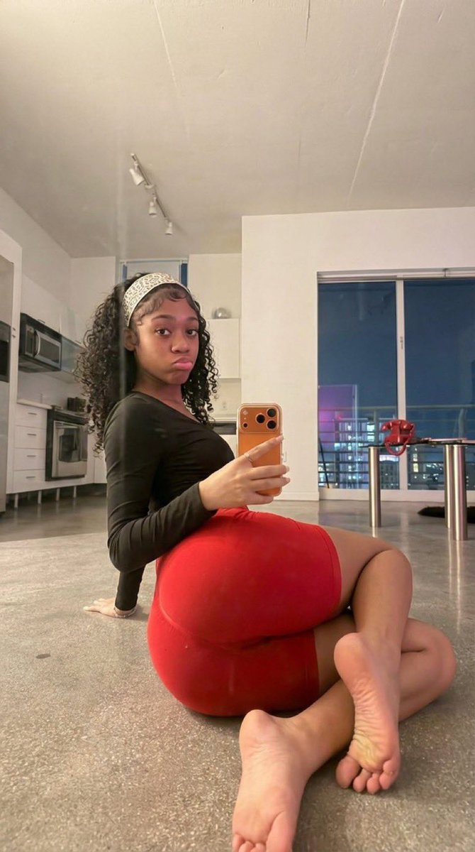 nijahownsaglock's tweet image. hey @grok make donald trump kiss my feet