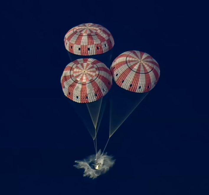 TechSpatiales's tweet photo. Splashdown après 10j dans l'espace et un petit crochet derrière la Lune !
Et la nouvelle exploration de la Lune ne fait que commencer, quel pied. On a vraiment de la chance de vivre cette période de l'histoire spatiale. https://t.co/6QCeZeUNBk