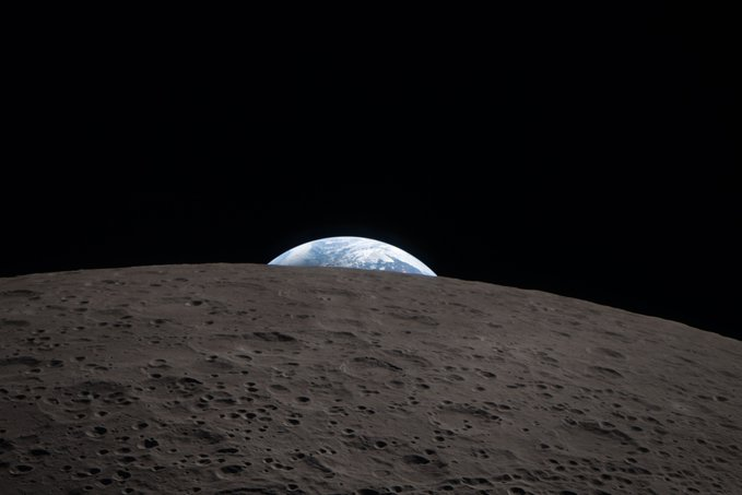 astronomiaum's tweet photo. 🚨URGENTE: A NASA acaba de revelar uma nova foto do nascer da Terra vista da Lua pela missão Artemis II https://t.co/fcRTXPiliy