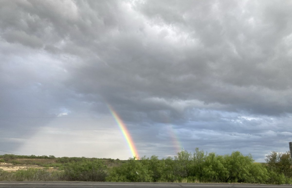 dosen03's tweet photo. a double iridescence southeasterly from hwy59 #laredo #laredotx #webbcounty #iridescence #rainbow @HeatwaveKGNS https://t.co/WNk5yDdNQt
