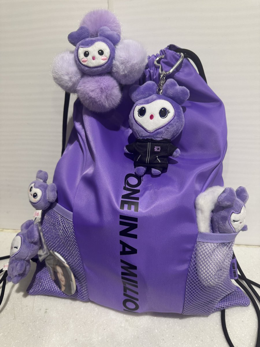 TWICEナップサックにサブリーちゃんをいっぱいつけて、ウィンド