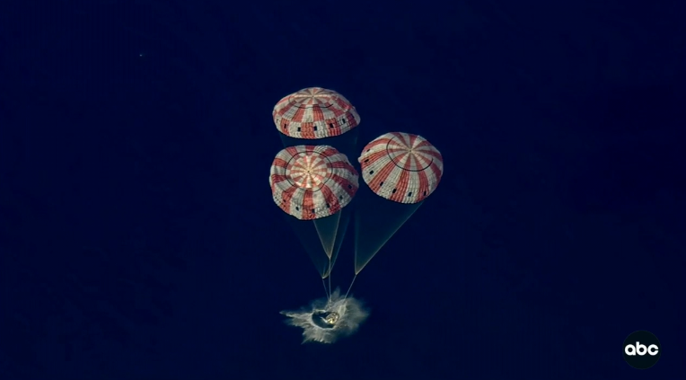ABC7's tweet image. #LIVE: We have splashdown! Watch #LIVE coverage here: abc7.com/post/artemis-i…