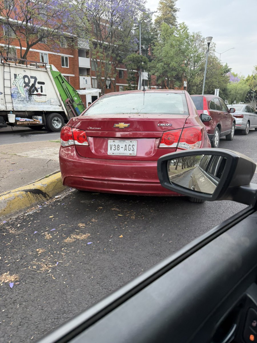 BABYGARAMBUYO's tweet photo. @UCS_GCDMX @OVIALCDMX @LaSEMOVI @TlalpanAl supongamos que nos vale que estén estacionados en el retorno, que está prohibido, pero le roban medio carril a avenida fuentes Brotantes, casi llegando a corregidora https://t.co/Kz9fTeh5VS
