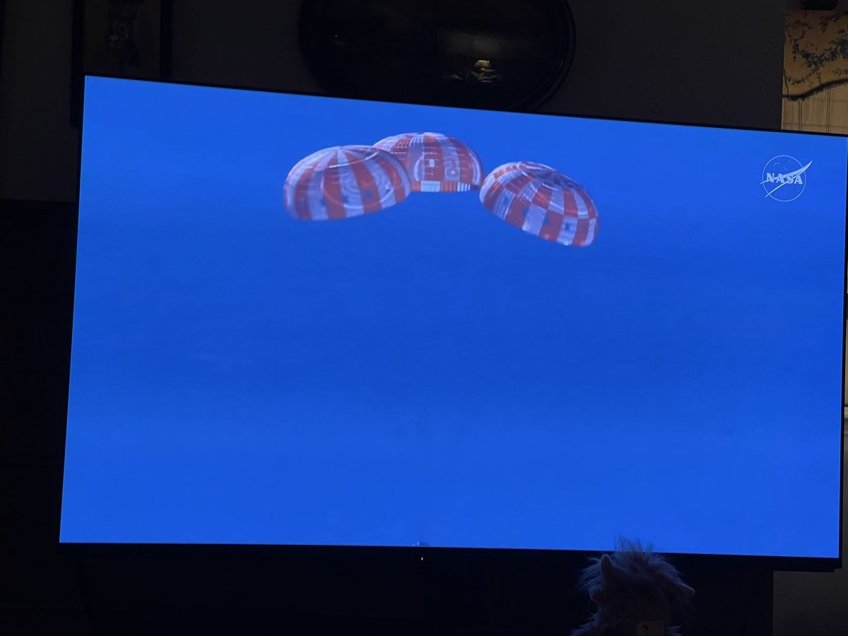 Yorkie7's tweet image. Watching Integrity deploys all three parachutes! Bullseye!🎯
Yay splashdown confirmed. Great splashdown  @NASA!!🇺🇸🙏🇨🇦🎉🎉
#splashdown
#Integrity