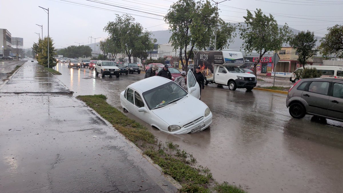 LasVocalesRadio's tweet photo. Lluvia y granizo generan encharcamientos y caos vial , esta tarde en zona metropolitana de #Pachuca. @SSPCyGRHgo @gobiernohidalgo 
@SSP_Hidalgo https://t.co/PPmlkhfOov