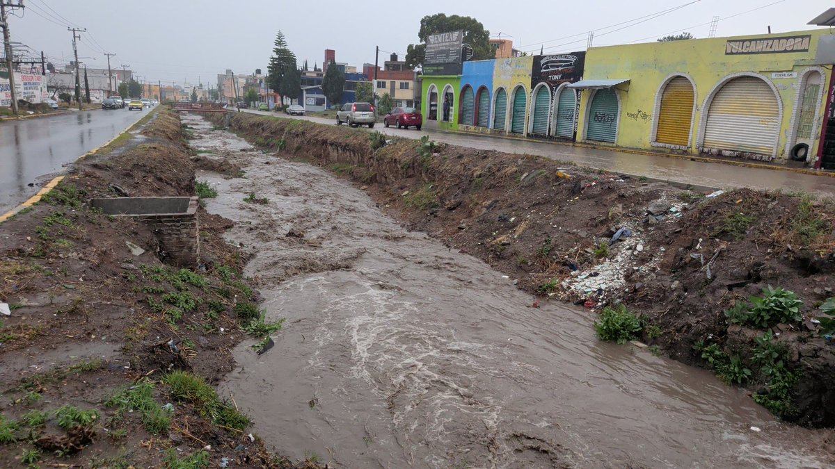 LasVocalesRadio's tweet photo. Lluvia y granizo generan encharcamientos y caos vial , esta tarde en zona metropolitana de #Pachuca. @SSPCyGRHgo @gobiernohidalgo 
@SSP_Hidalgo https://t.co/PPmlkhfOov