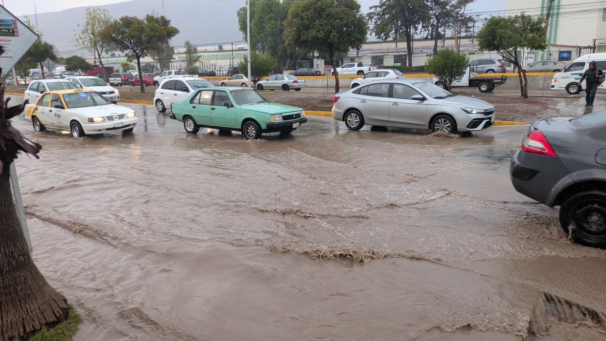 LasVocalesRadio's tweet photo. Lluvia y granizo generan encharcamientos y caos vial , esta tarde en zona metropolitana de #Pachuca. @SSPCyGRHgo @gobiernohidalgo 
@SSP_Hidalgo https://t.co/PPmlkhfOov
