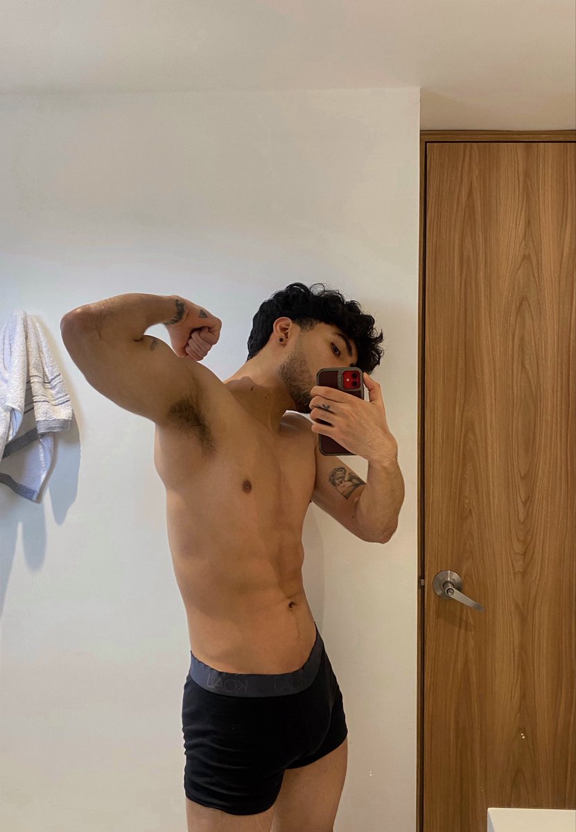 19XXLDiscreto's tweet photo. Before shower https://t.co/MMRgaOTBmp