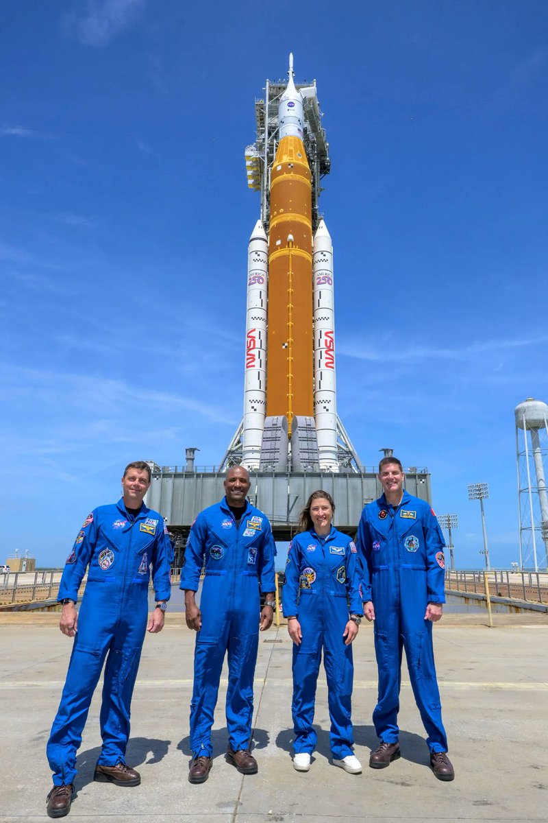 draagax's tweet photo. They've landed safely. 🙏 https://t.co/o65Bb1mpPA