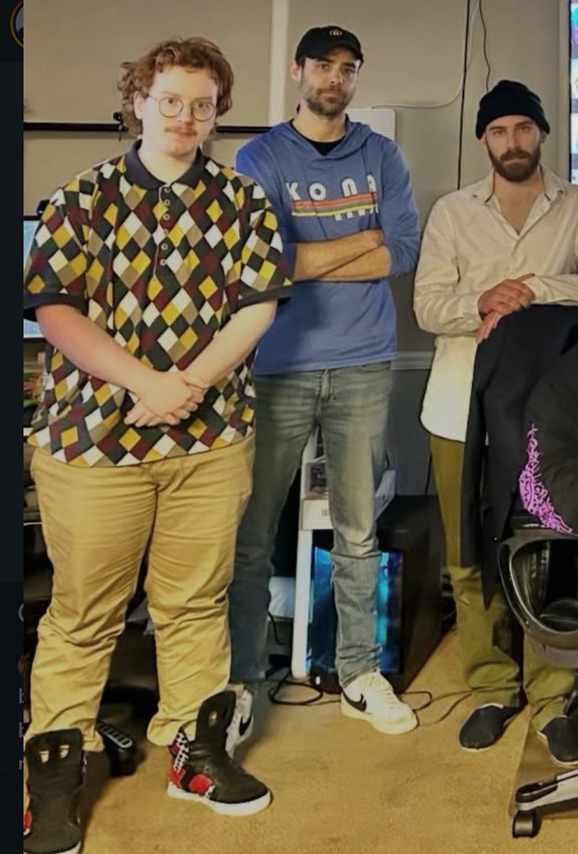 100fuzzpedals's tweet photo. Alex’s wife is part of production now? #fishtanklive https://t.co/iuiaQYPatS