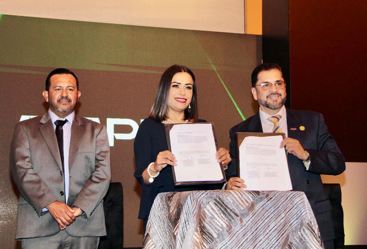 sedecoslp's tweet photo. San Luis Potosí fortalece la profesionalización del sector inmobiliario 🏡
Nuestro titular Jesús Salvador González Martínez impulsa acciones para mejorar la regulación, capacitación y uso de tecnología, brindando mayor certeza a las operaciones.
#RicardoGallardo #PotosíSinLímites https://t.co/aIrRSePIwk
